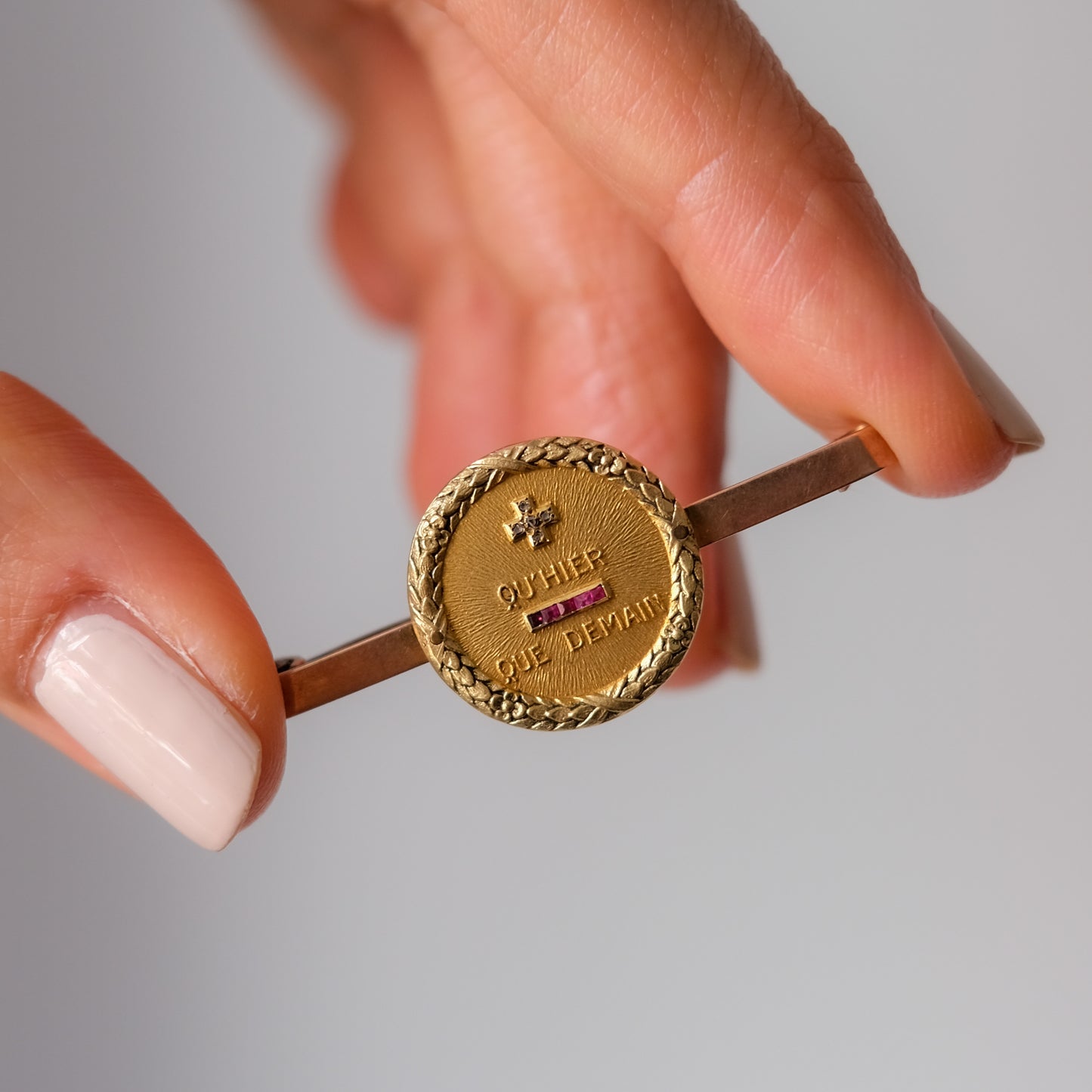 Antique 18K Yellow Gold Augis Qu'hier Love Token Brooch